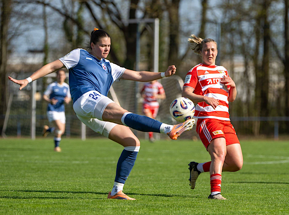 Testspiel gegen 1. FC Union Berlin: Der 1. FFC Turbine Potsdam, hier mit Julia Hüsch beim Schuss, kämpft gegen den Abstieg.