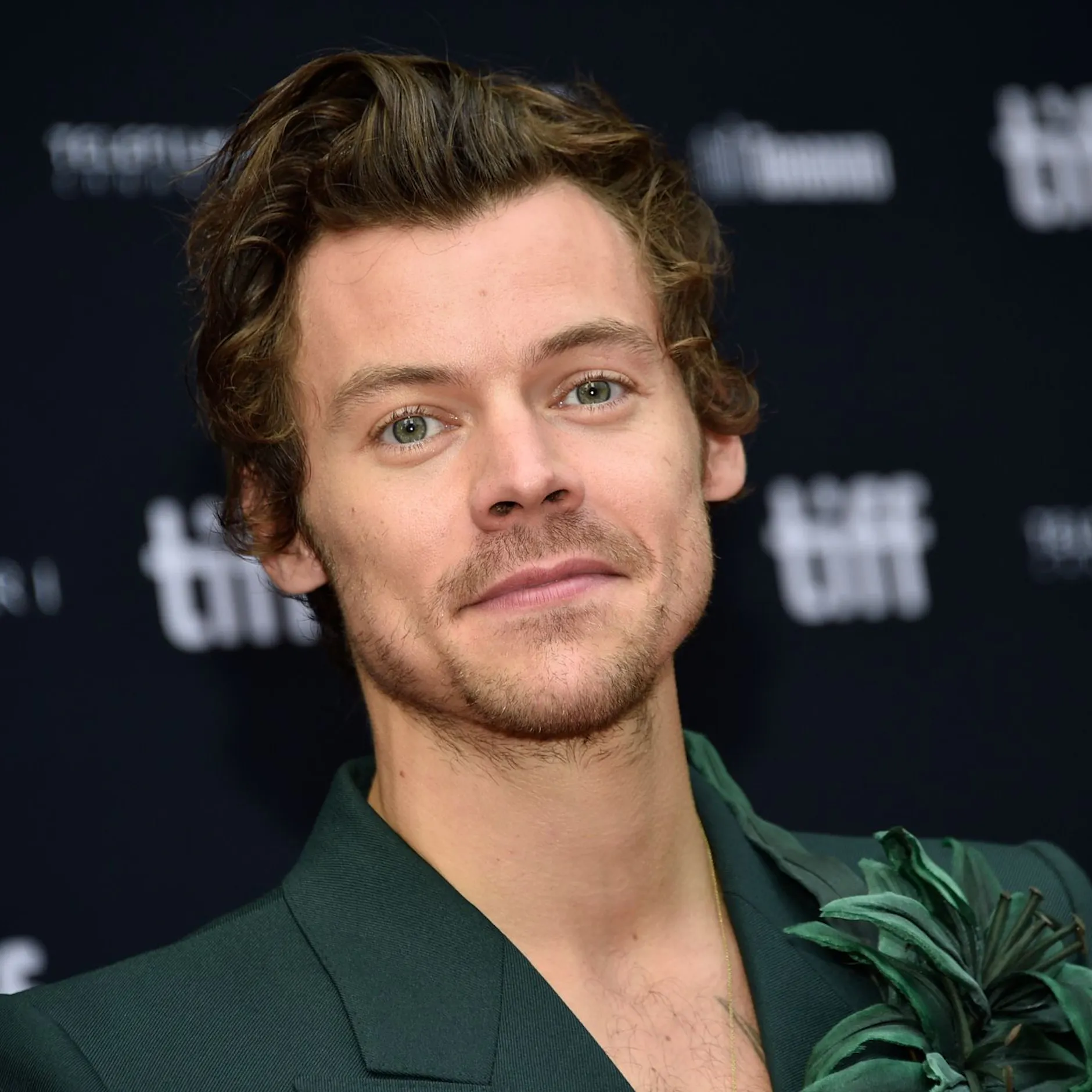 Image - Harry Styles küsst Berlin-Oberschöneweide: Heimliche Session im DDR-Funkhaus
