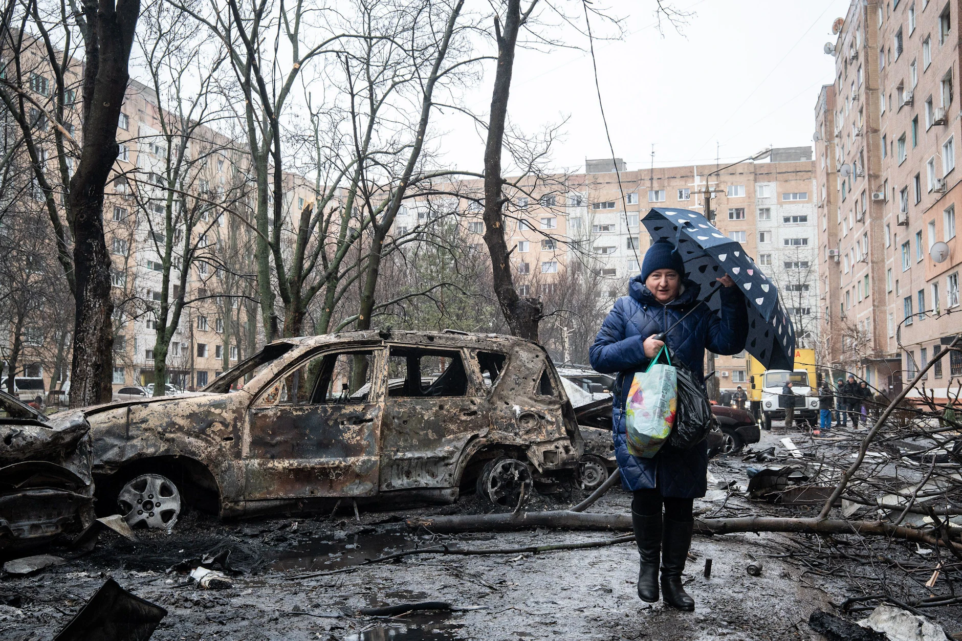 Eine Anwohnerin läuft in Kramatorsk an Gebäuden vorbei, die bei einem russischen Angriff beschädigt wurden.