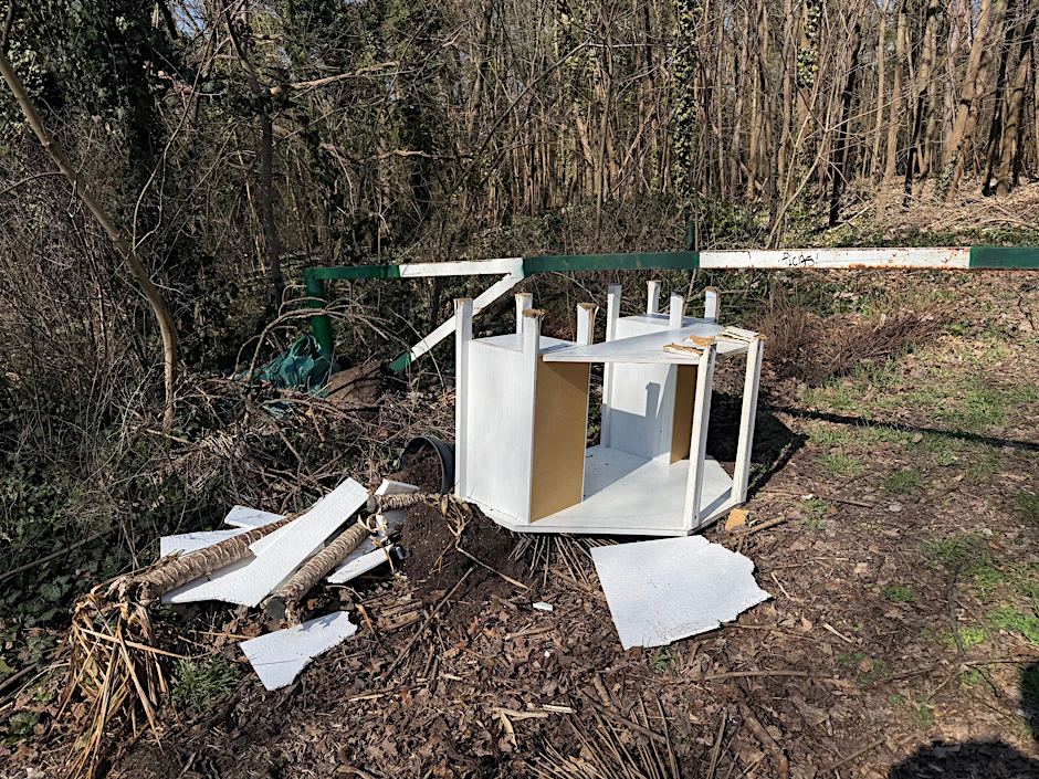 Ein illegal entsorgtes Regal liegt im Plänterwald.