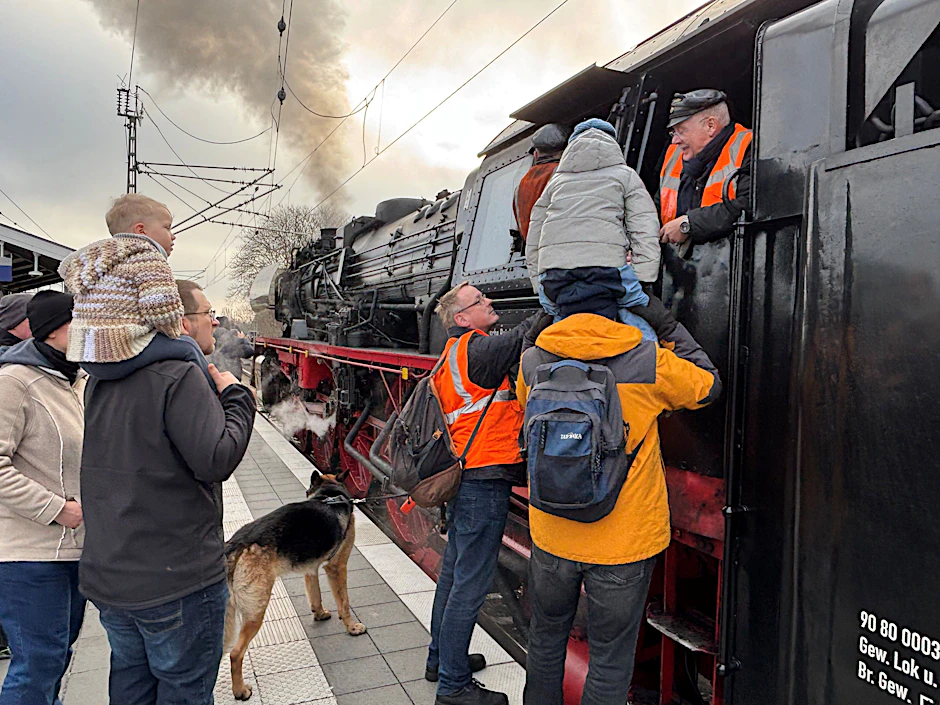 130 Kilometer pro Stunde! Auch die Schnellzug-Dampflok 03 2155 von WFL gibt sich am 25./26. April die Ehre.