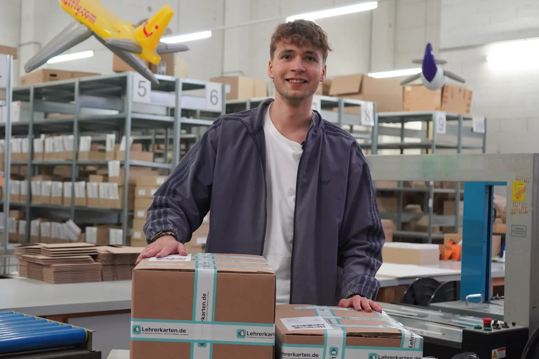 Aiko Zimmermann versendet seine Lehrerkarten deutschlandweit. 