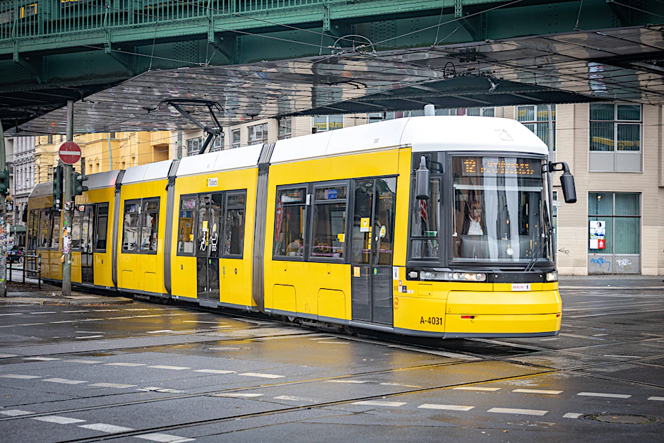 Eine Straßenbahn der BVG auf der Kreuzung Schönhauser Allee / Eberswalder Straße. Hier wird demnächst ein Ersatzerkehr eingerichtet, denn ab August wird in der Kastanienallee gebaut. 