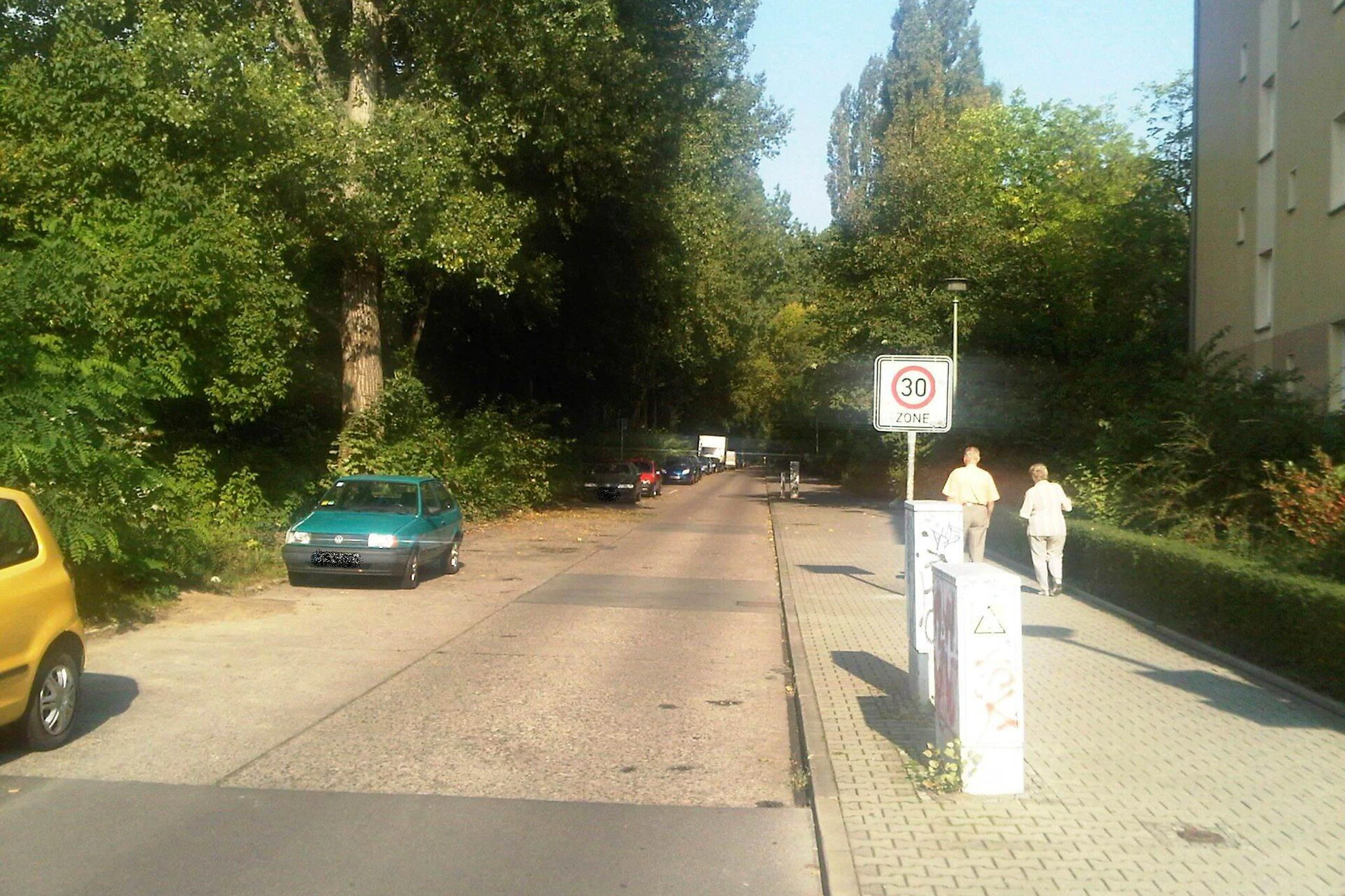 Die Erich-Lodemann-Straße in Berlin-Plänterwald verläuft parallel zur S-Bahn-Strecke. Für Neubauten werden hier wohl einige Bäume gefällt werden müssen.