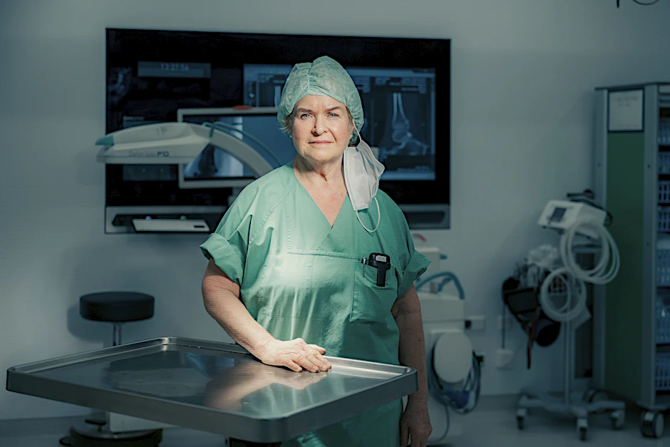 Birgit Baierl steht seit 44 Jahren im OP des Chemnitzer Klinikums.