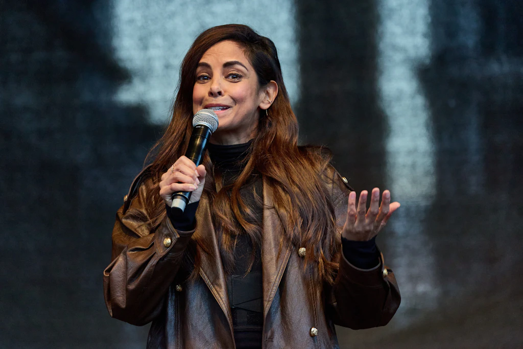 Hamburg: Fernandes spricht Ende März auf dem Rathausmarkt während der Demo gegen sexualisierte Gewalt gegen Frauen.