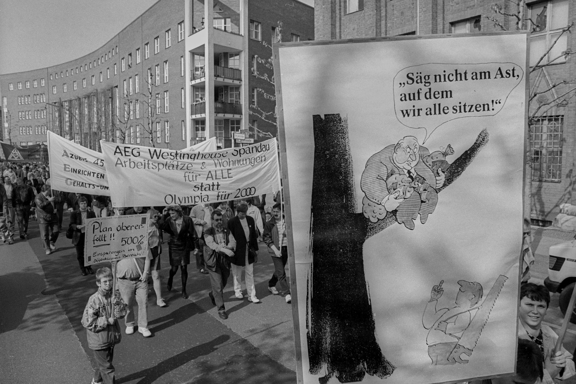 Demonstranten ziehen am 1. Mai 1992 durch Berlin-Kreuzberg.