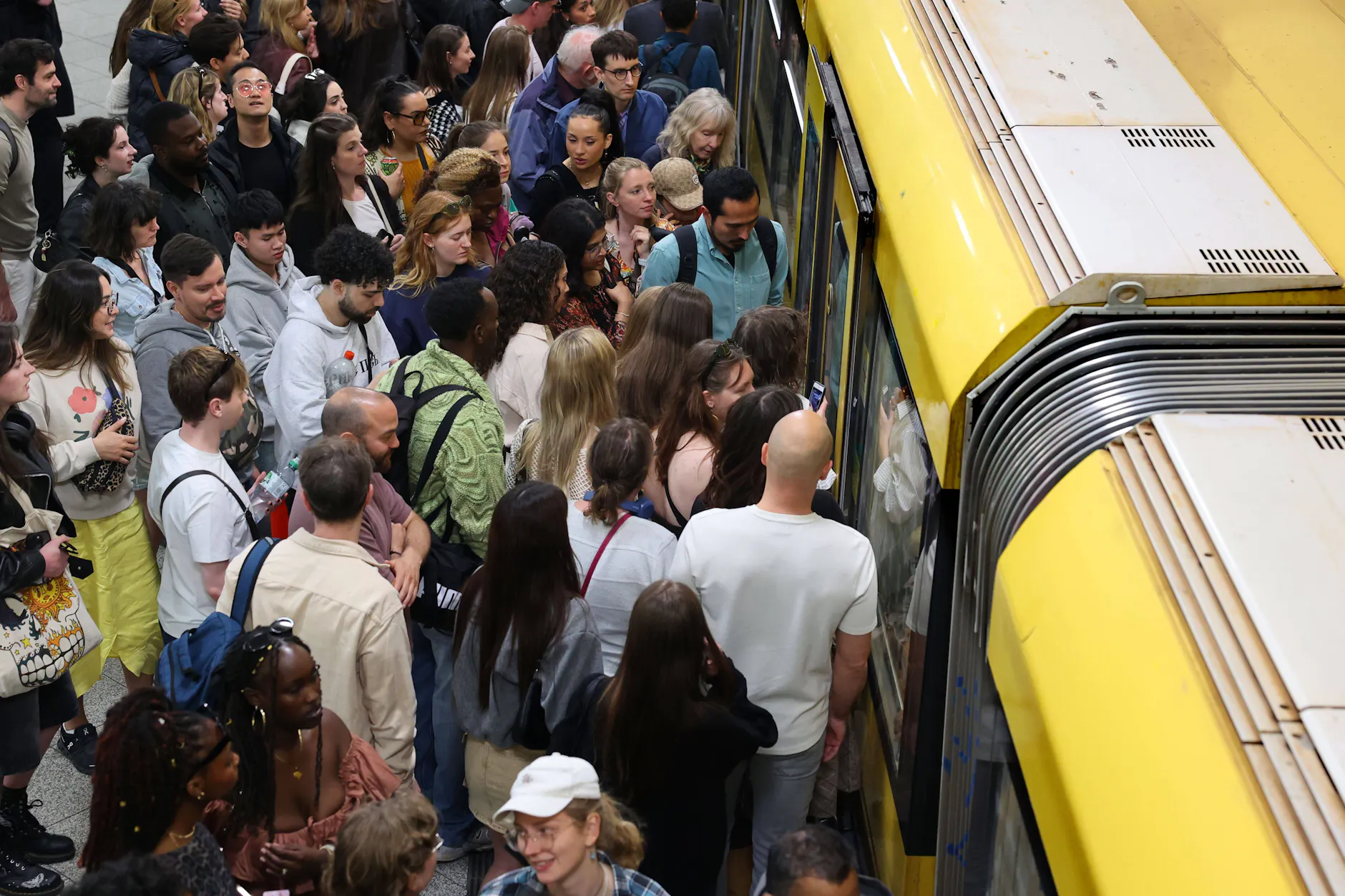 Sexuelle Übergriffe auf Frauen haben zugenommen. Im Gemenge oder auch einer leeren Bahn sind Frauen leider oft fremden Händen ausgeliefert.