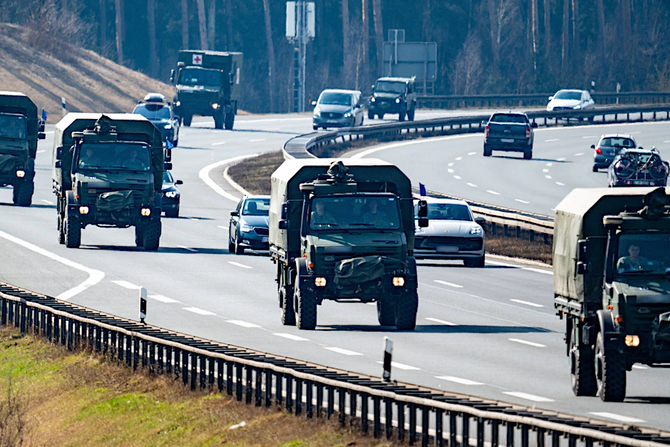 Auch in Thüringen werden Militärfahrzeuge über die Autobahn fahren -wie hier auf der A9.