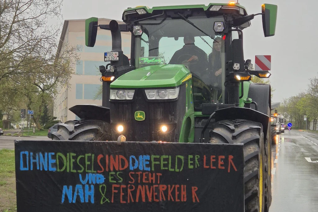 Der Frontlader dieses Traktors auf der Demo in Oschatz wurde zur Übermittlung politische Botschaften genutzt. 
