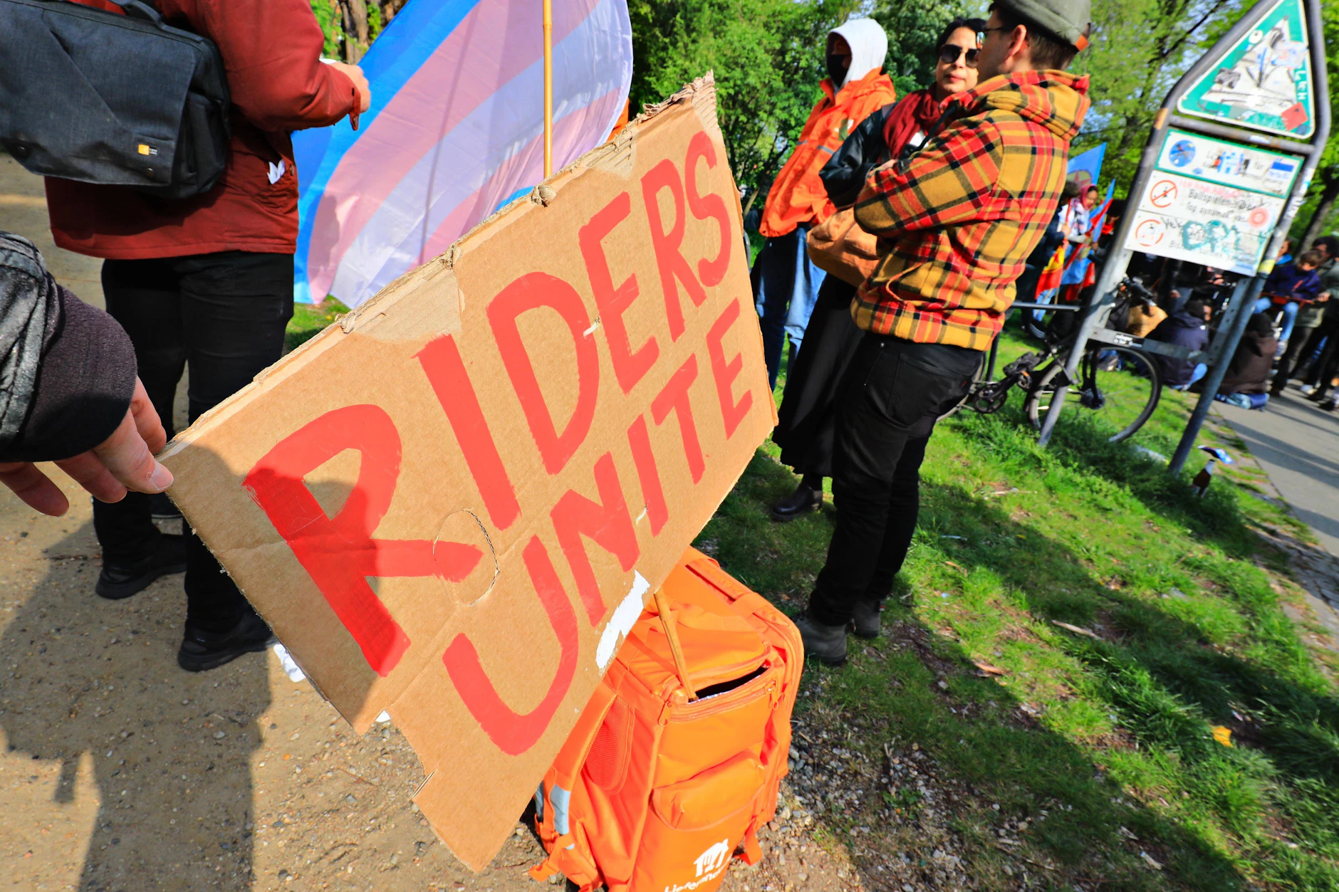 Die Arbeiter von heute fahren mit Lieferboxen durch die Straßen Berlins.