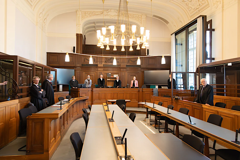 Die 33. Strafkammer des Berliner Landgerichts unter dem Vorsitzenden Richter Alexander Masuch muss über die drei Angeklagten urteilen.