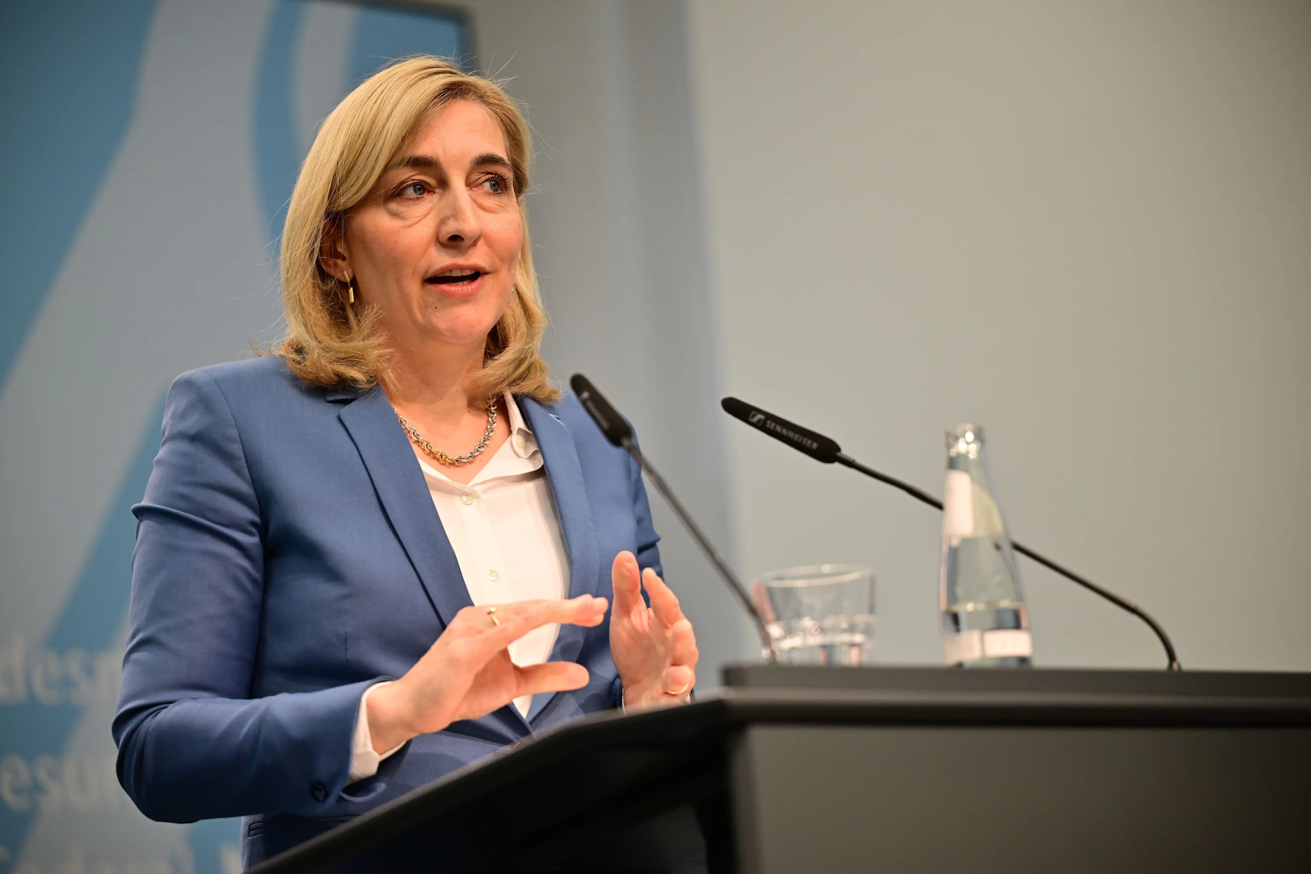 Bundesgesundheitsministerin Nina Warken (CDU) will die Gehälter der Kassenvorstände an die Einnahmen koppeln.