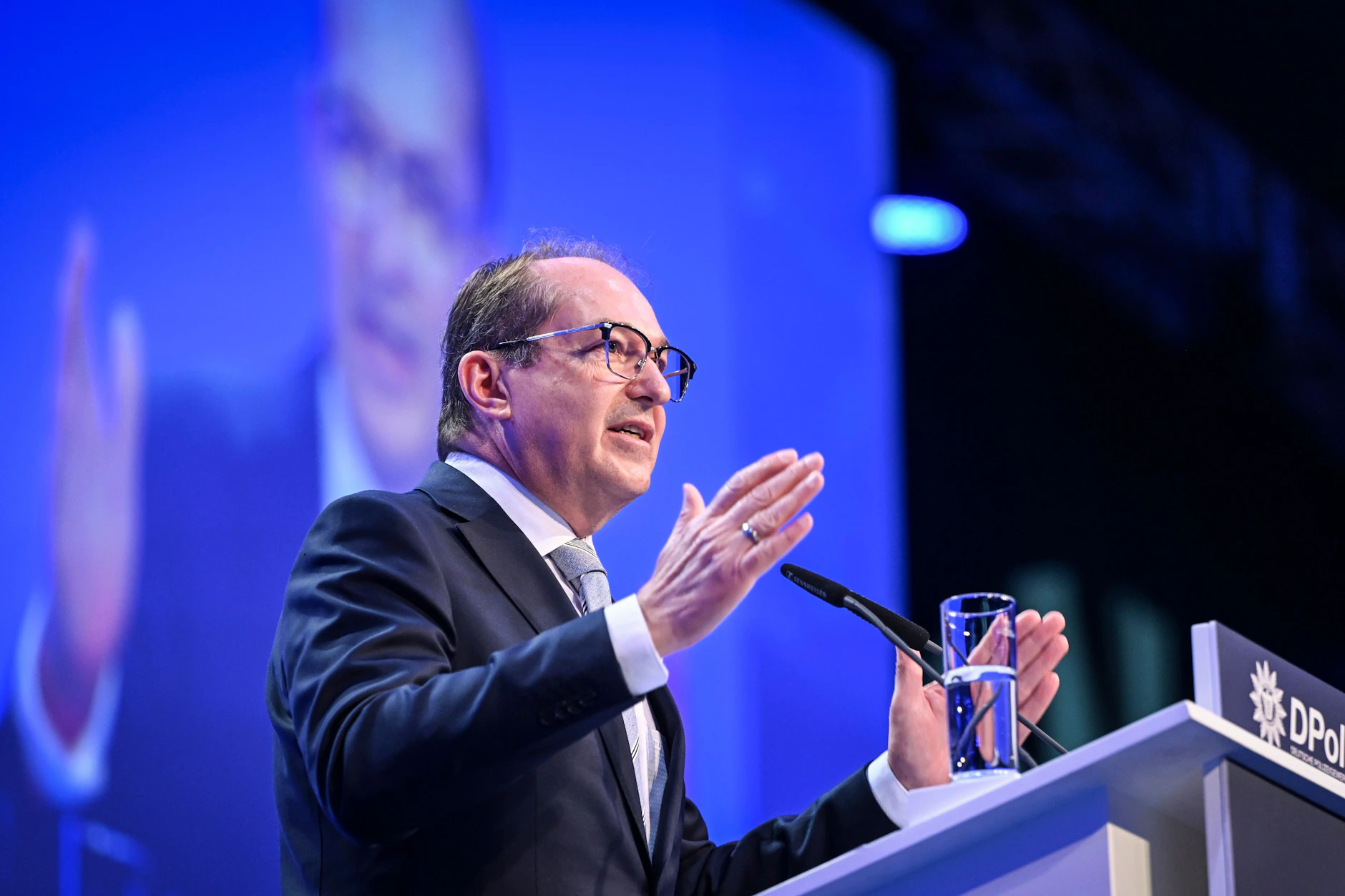 Bundesinnenminister Alexander Dobrindt (CSU) spricht auf dem Bundeskongress der Deutschen Polizeigewerkschaft (DPolG).