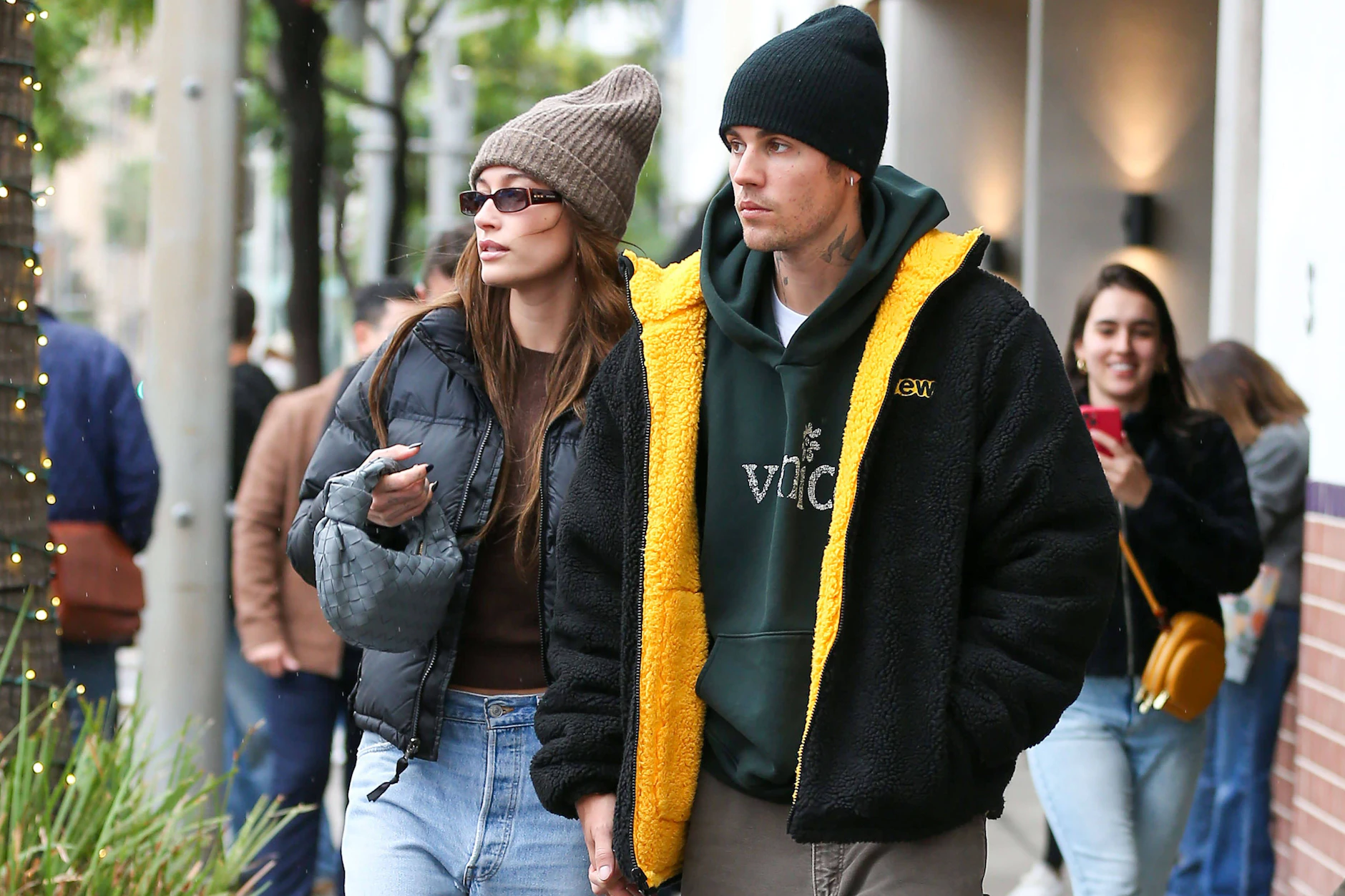 Hailey Bieber (l.), Frau von Sänger Justin Bieber, gilt für die junge Generation dank Baggy Jeans und Baby Tee als Stil-Ikone.