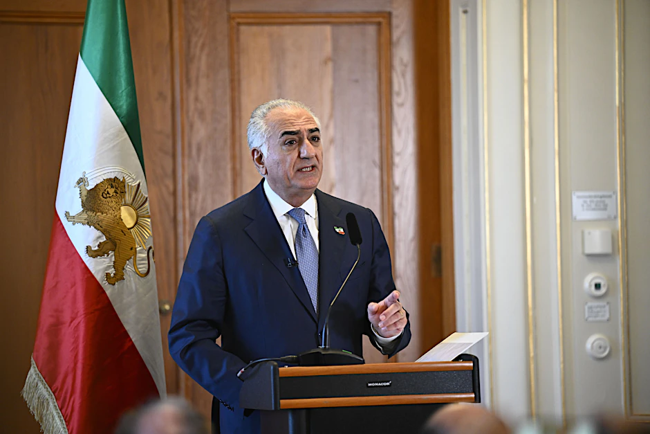 Reza Pahlavi bei einer Rede im schwedischen Parlament Mitte April