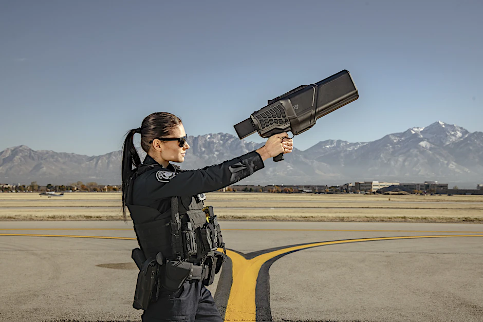 Polizeikräfte im Einsatz mit einer „DroneGun“ von DroneShield zur Abwehr unerlaubter Drohnen.
