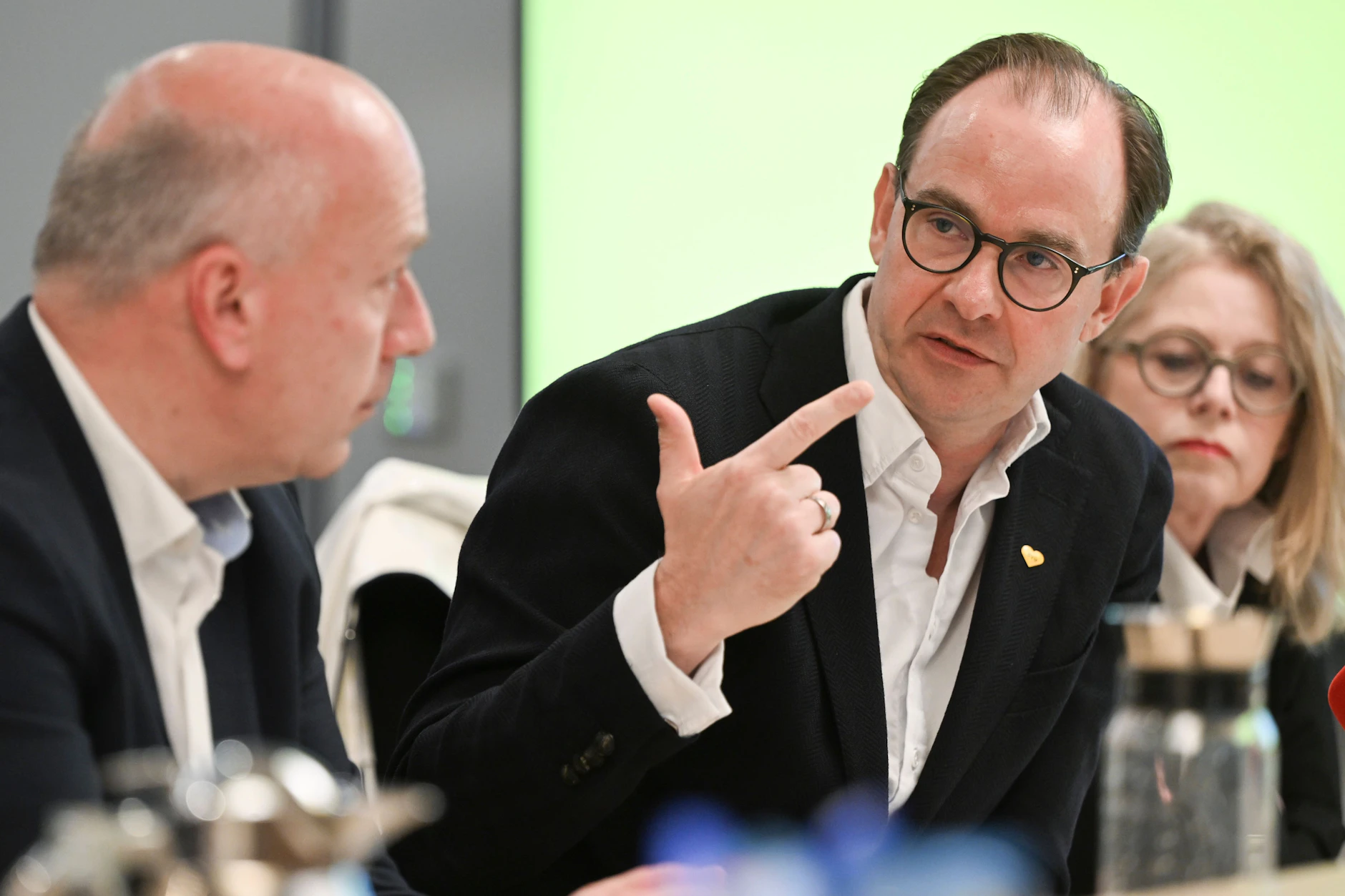 BVG-Chef Henrik Falk (m) stellte die Sicherheitsbilanz der BVG vor. Neben ihm saßen Bürgermeister Kai Wegner und Verkehrssenatorin Ute Bonde.