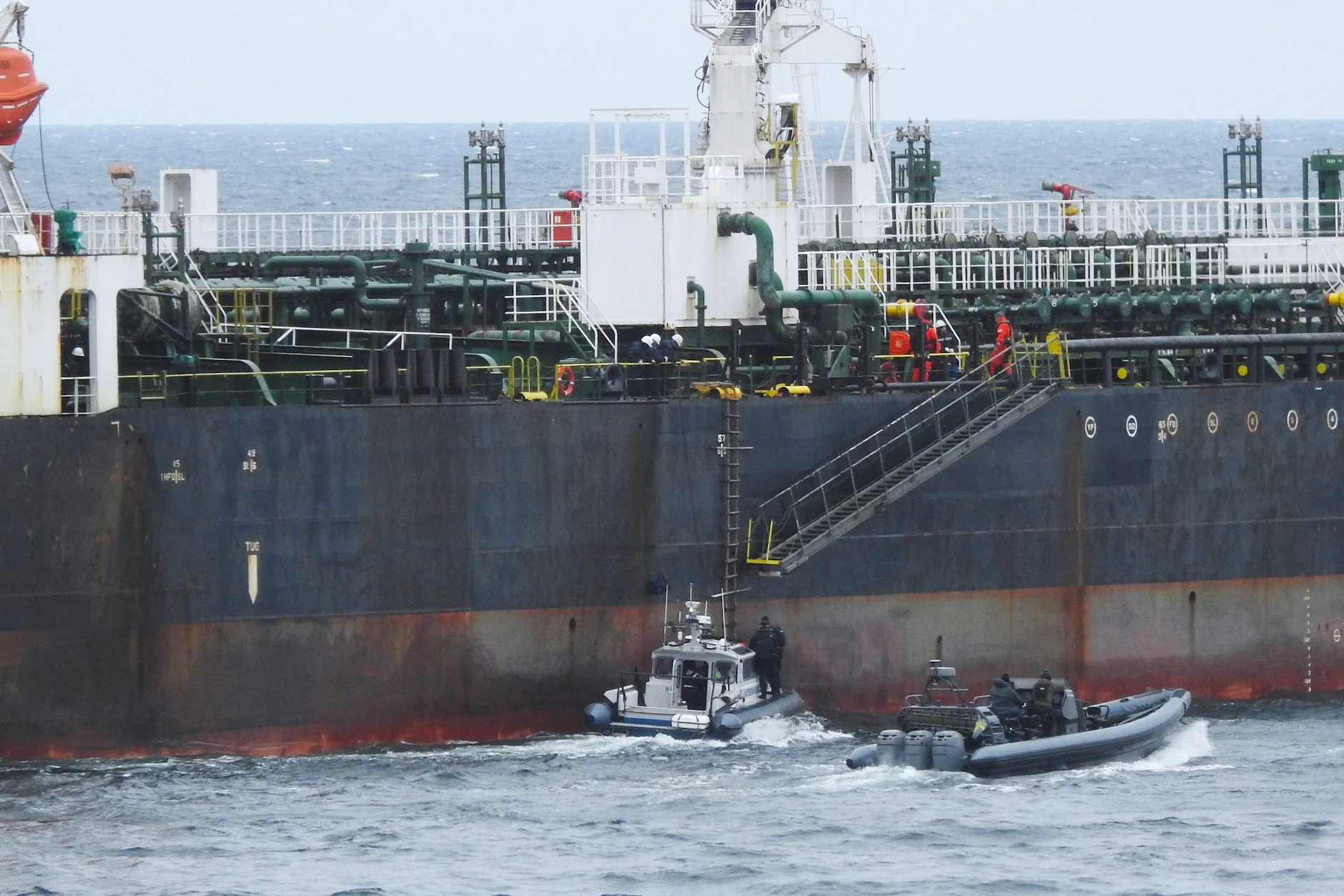 Die schwedische Küstenwache durchsucht einen Tanker in der Ostsee. Die „Flora 1“ gehört mutmaßlich der russischen Schattenflotte an und steht auf der Sanktionsliste der Europäischen Union.