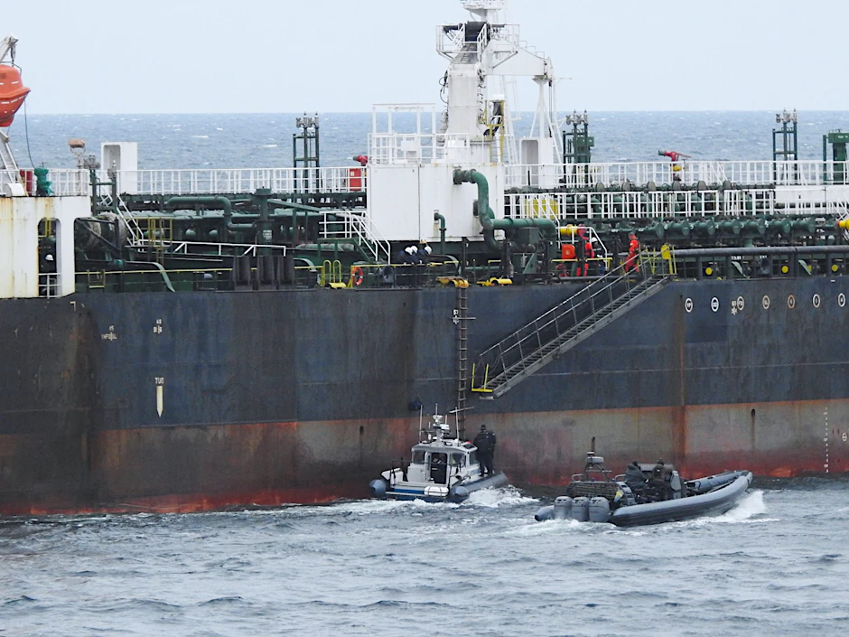 Die schwedische Küstenwache durchsucht einen Tanker in der Ostsee. Die „Flora 1“ gehört mutmaßlich der russischen Schattenflotte an und steht auf der Sanktionsliste der Europäischen Union.