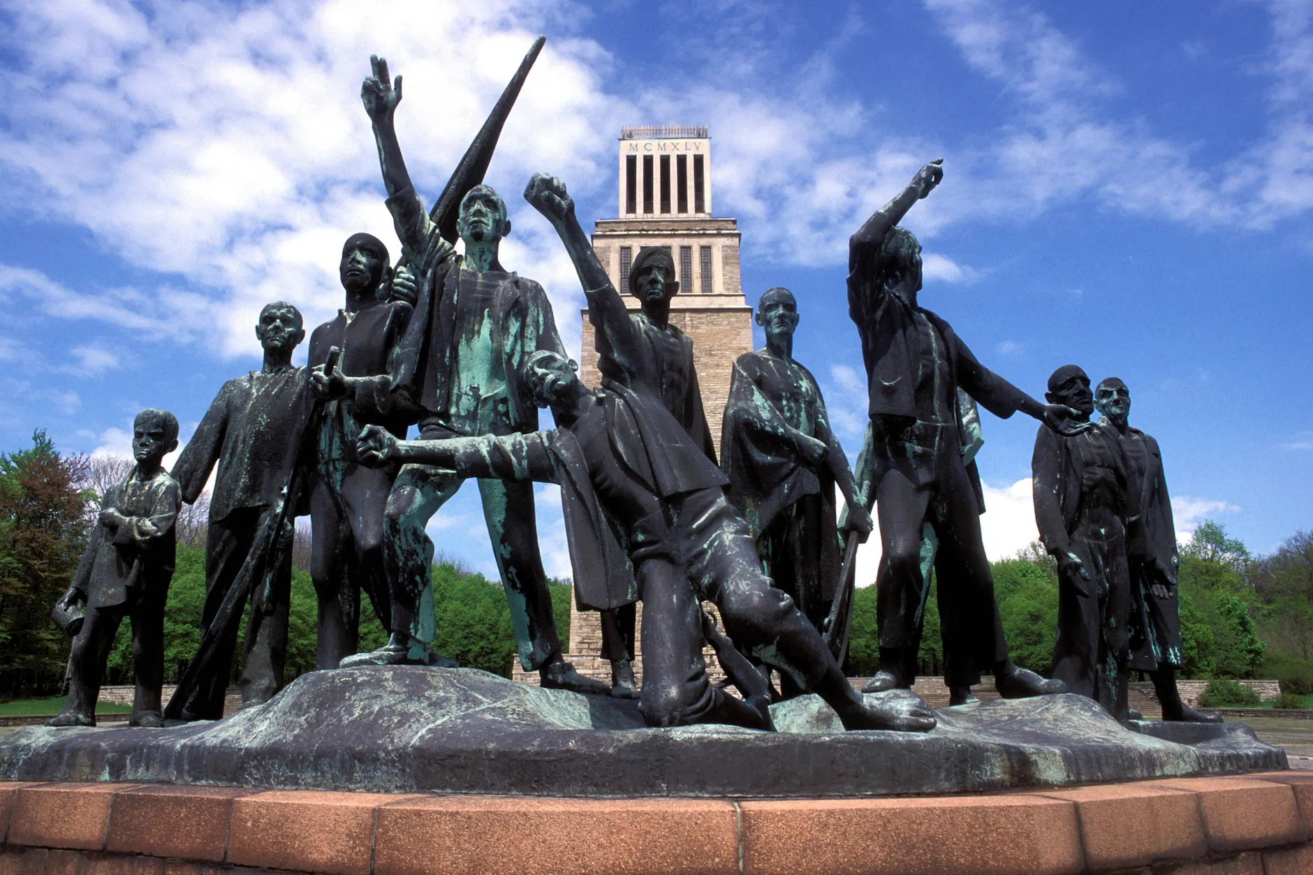 Das Mahnmal im ehemaligen KZ Buchenwald soll an die dort getöteten Häftlinge erinnern. Geschaffen wurde die Figurengruppe von dem Bildhauer Fritz Cremer.