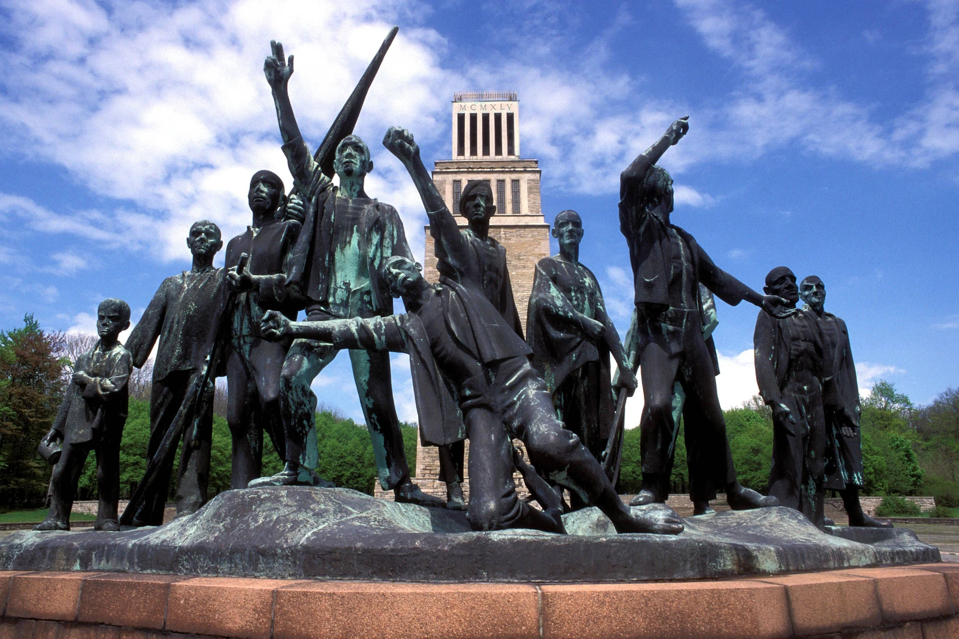 Das Mahnmal im ehemaligen KZ Buchenwald soll an die dort getöteten Häftlinge erinnern. Geschaffen wurde die Figurengruppe von dem Bildhauer Fritz Cremer.