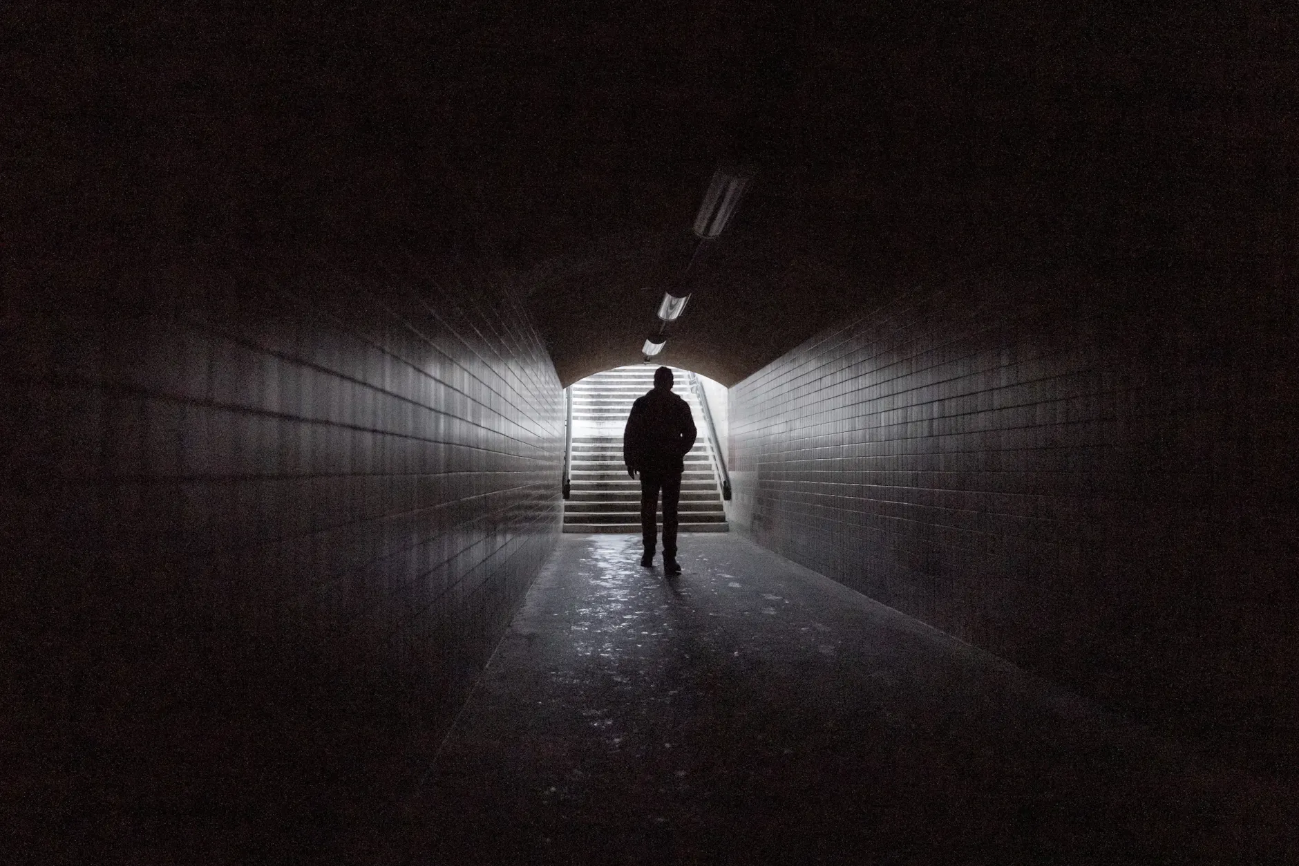 Nach dem Brand einer Kabelbrücke im Südwesten Berlins fiel für 45.000 Haushalte und 2000 Gewerbebetriebe der Strom aus.