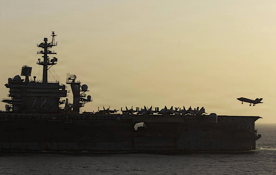 USS Abraham Lincoln&nbsp; in der Straße von Hormus im April.