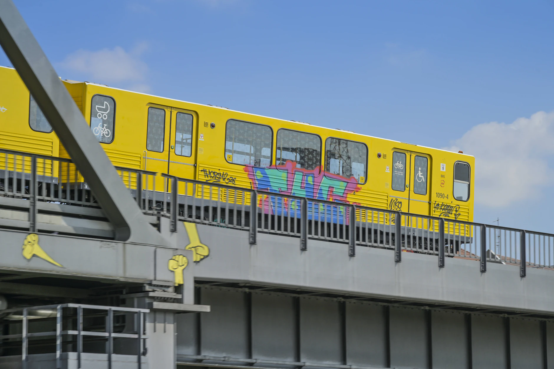 Auf solche Graffiti steht die BVG nicht besonders. Lieber richtige Streetart, die vorab genehmigt wurde.