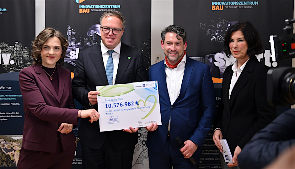 Elisabeth Kaiser (l-r, SPD), Staatsministerin und Beauftragte der Bundesregierung für Ostdeutschland, Mario Voigt (CDU), Ministerpräsident von Thüringen, Robert Fetter, Institutsdirektor Institut für Angewandte Bauforschung Weimar gGmbH, und Colette Boos-John (CDU), Ministerin für Wirtschaft, Landwirtschaft und Ländlichen Raum von Thüringen, beim Gruppenbild mit Scheck während der Grundsteinlegung für das Thüringer Innovationszentrum für die Zukunft des Bauens.