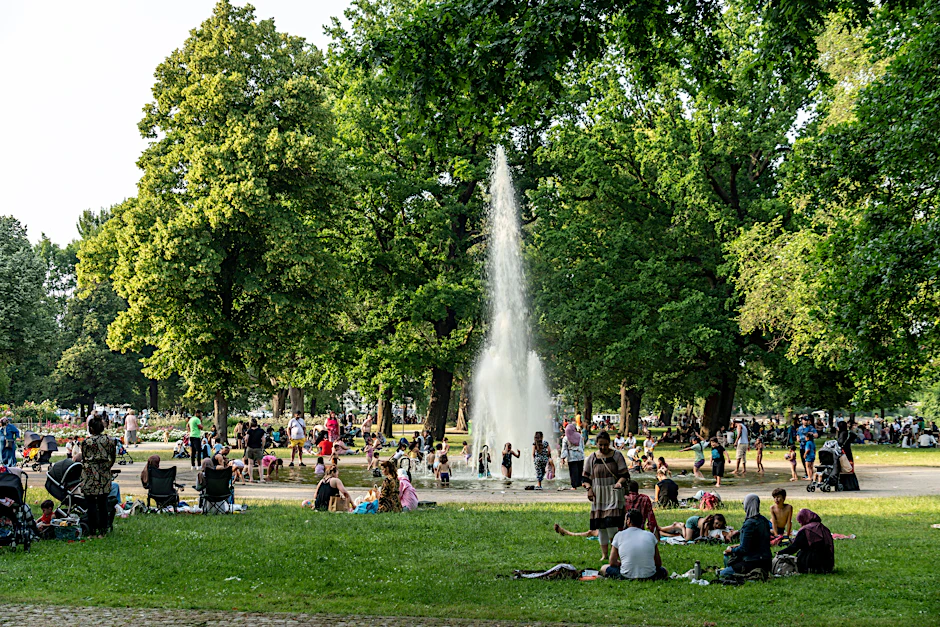  Besucher am Springbrunnen im Treptower Park.