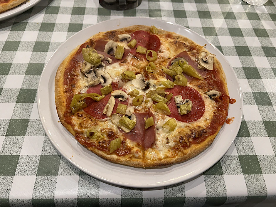 „<em>When the moon hits your eye, like a big pizza pie, that’s amore.</em>“