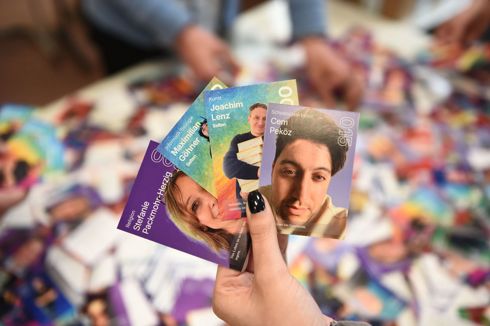 Diese Berliner Schüler verkaufen ihre Lehrer - als bunte Sammelkarten.