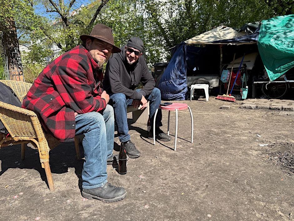 Manuel (53) und sein Kumpel Marse (50, r.) genießen die Sonne im Park am Helmholtzplatz.