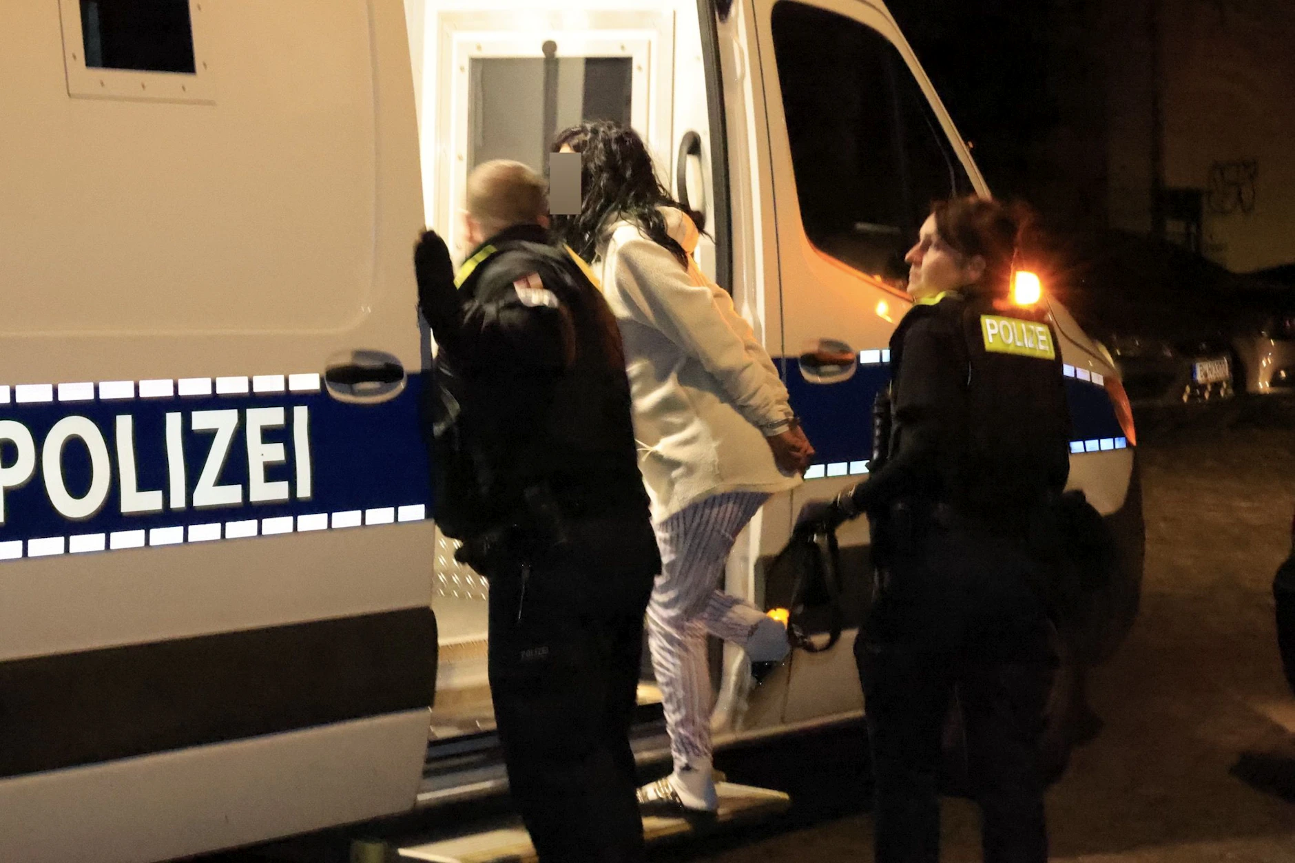 Zwei Personen wurden festgenommen, eine davon eine Frau.