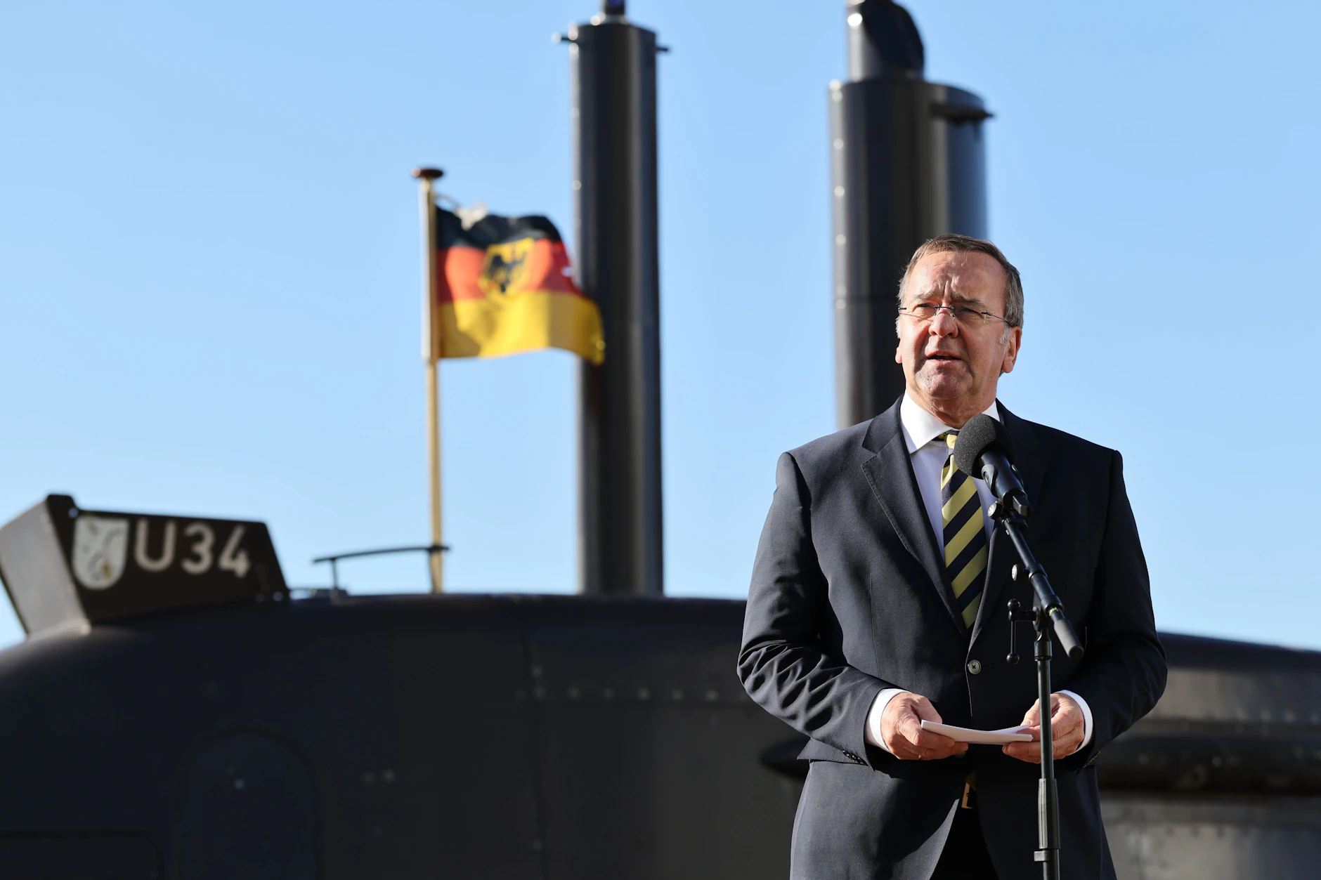 22.04.2026, Schleswig-Holstein, Kiel: Boris Pistorius (SPD), Bundesminister der Verteidigung, und sein indischer Amtskollege besuchen den U-Boot-Hersteller TKMS. Im Hintergrund ein U-Boot U34 der Klasse 212A der deutschen Bundesmarine.