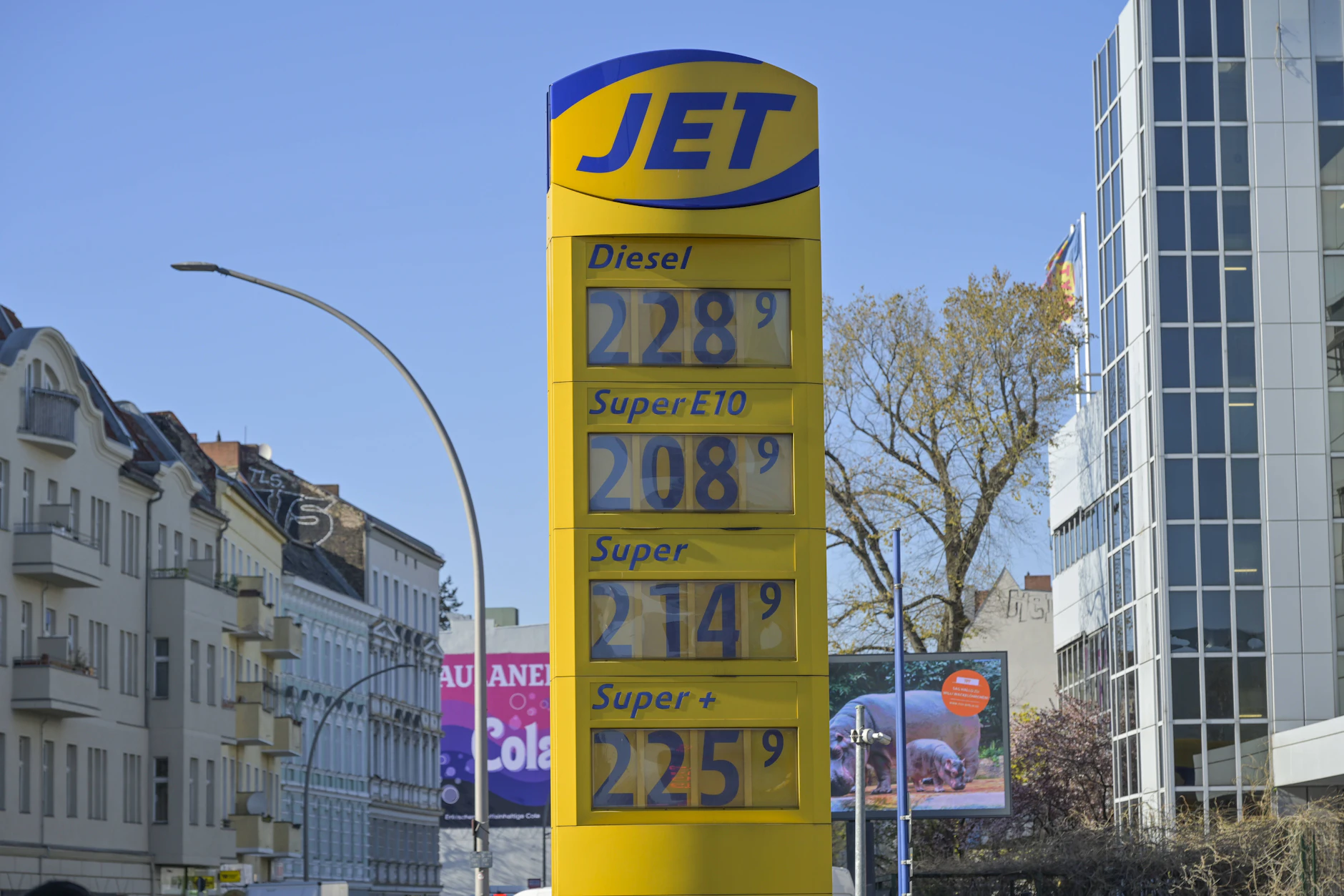 April: Preise einer Jet-Tankstelle in Neukölln, Berlin.