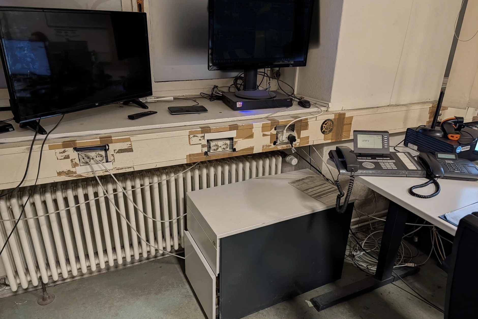 Moderne Büros für die Berliner Polizei? Von wegen! So sieht es stattdessen aus: Arbeitsmonitore müssen hier auf den Fensterbänken stehen.