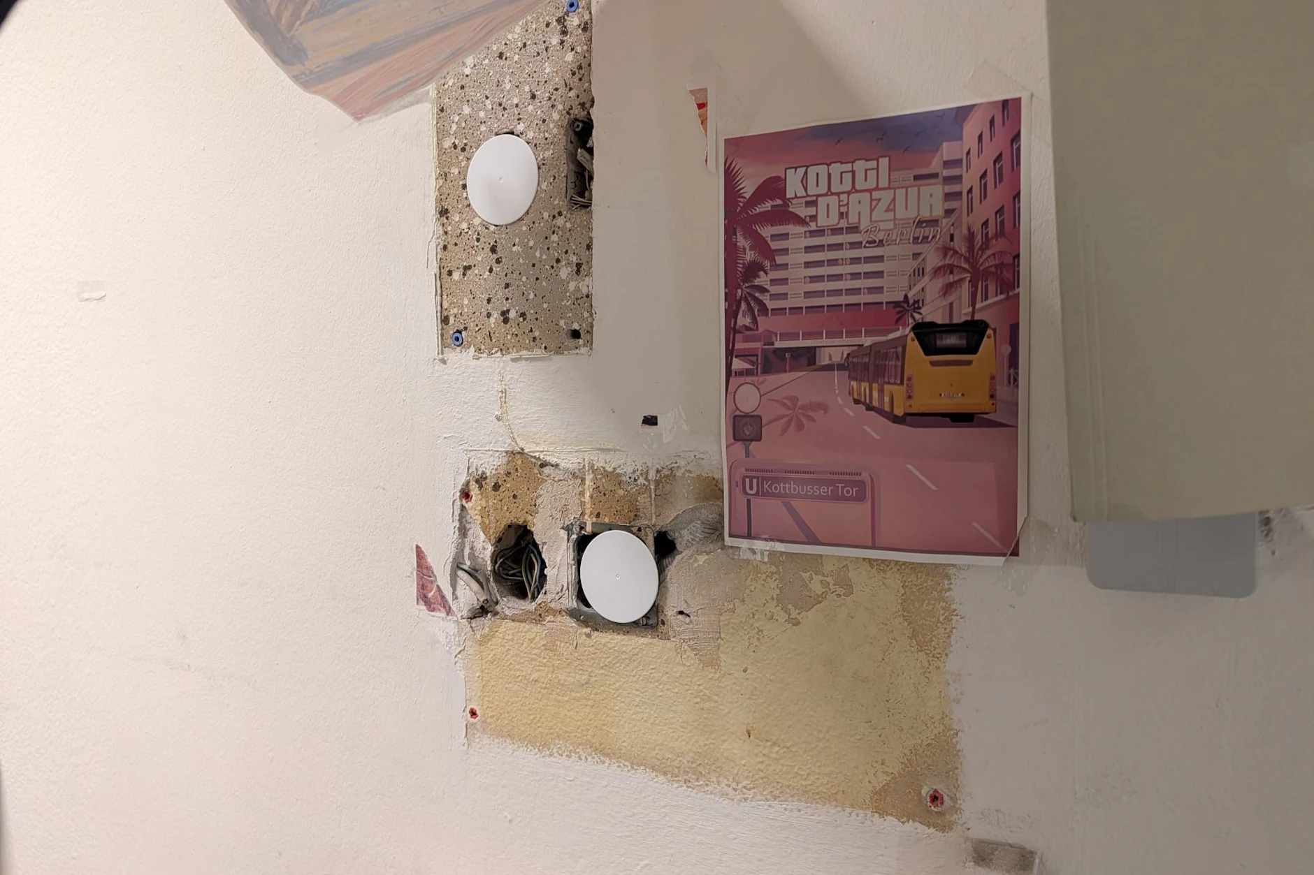 Wie wäre es mal mit einem Anstrich? Auch lose Kabel ragen hier aus der Wand.