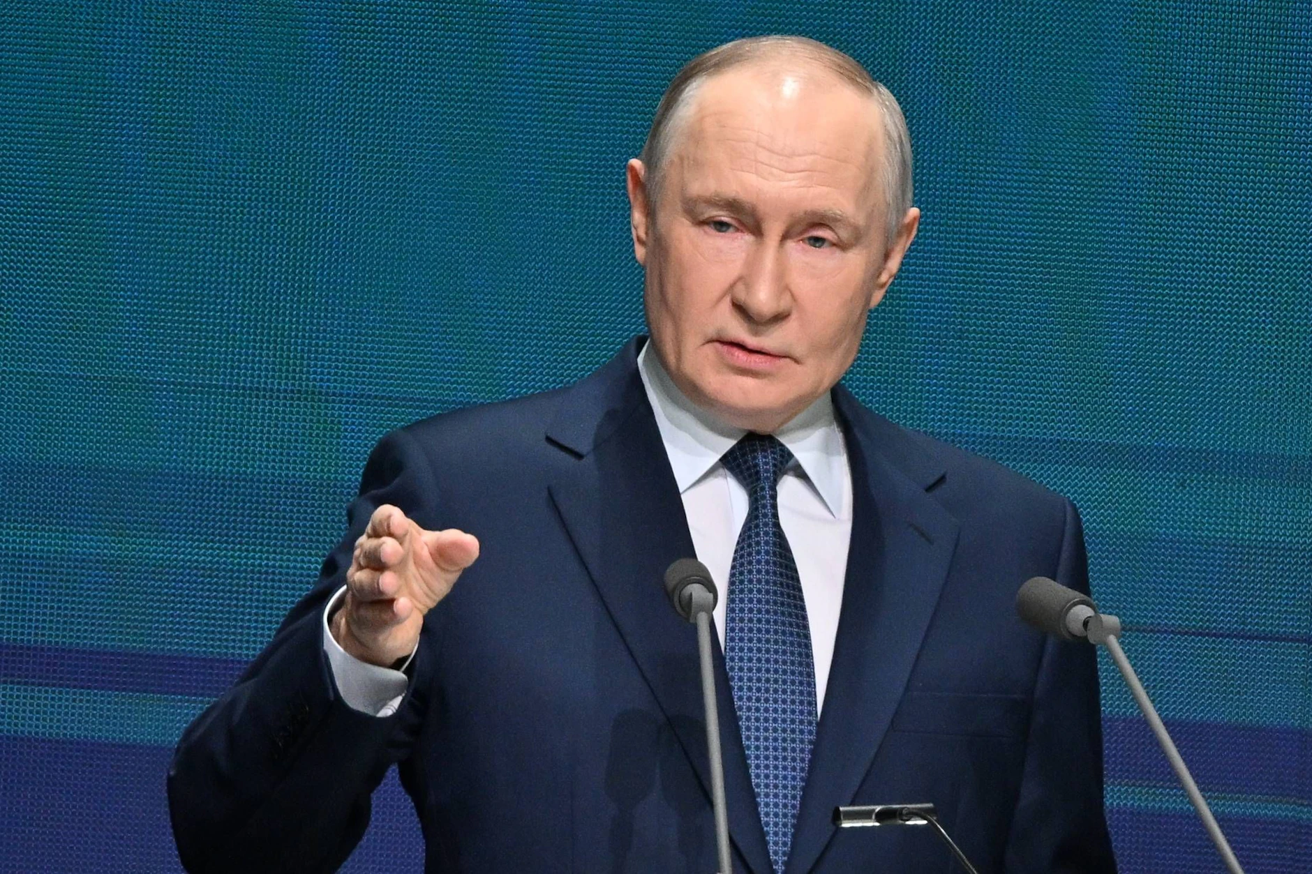 Putin dreht der Hauptstadtregion den Hahn zu. Russische Ölimporte bezieht PCK wegen des Ukraine-Krieges seit 2023 nicht mehr, stattdessen kommt ein Teil des Rohöls aus Kasachstan – allerdings über eine Pipeline, die durch Russland verläuft.