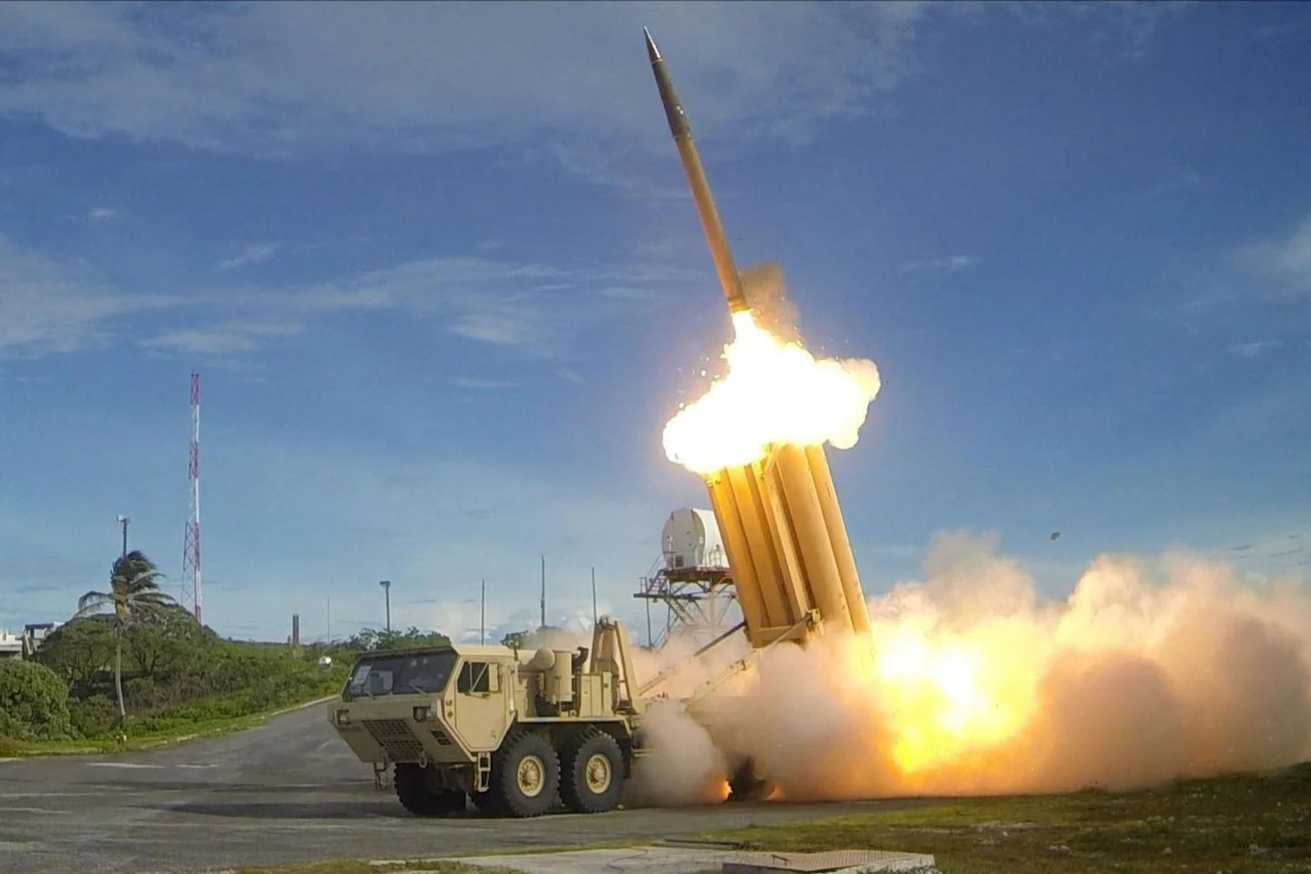 Ein US-Raketenabwehrsystem THAAD (Terminal High Altitude Area Defense) beim Abfeuern von Raketen