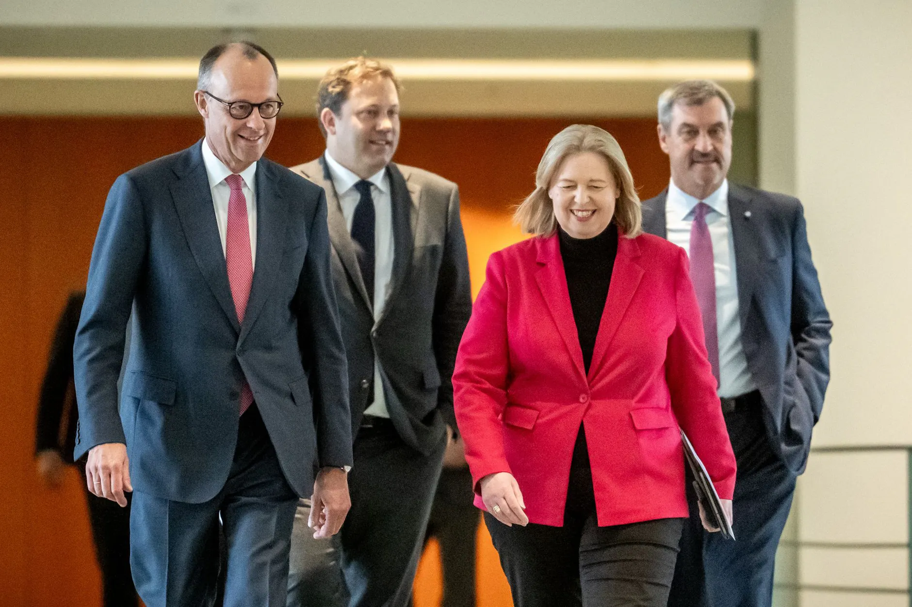 Bundeskanzler Friedrich Merz und Bundesarbeitsministerin Bärbel Bas – aus ihren Häusern stammen laut dem enthüllten Papier <a href="https://www.berliner-kurier.de/panorama/diese-jahrgaenge-sind-die-verlierer-bei-der-rente-gehoeren-sie-dazu-li.10029551"></a><a href="https://www.berliner-kurier.de/politik-wirtschaft/schlag-fuer-rentner-pensionen-sollen-dreimal-so-stark-steigen-wie-die-rente-li.10031357"></a><a href="https://www.berliner-kurier.de/berlin/jeder-fuenfte-berliner-kaempft-mit-armutsrisiken-li.10030765"></a><a href="https://www.berliner-kurier.de/news/so-schlecht-ist-die-riester-rente-wirklich-li.10024063"></a><a href="https://www.berliner-kurier.de/ratgeber/pflegeheim-geht-pleite-kann-man-einfach-so-vor-die-tuer-gesetzt-werden-li.10029677">Kürzungsvorschläge bei sozialen Leistungen für Kinder</a> und Menschen mit Behinderungen.