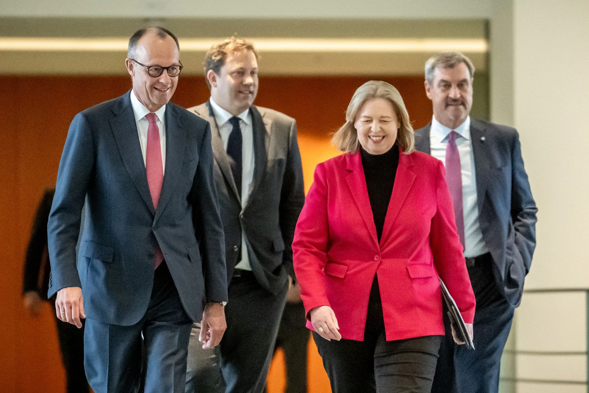 Bundeskanzler Friedrich Merz und Bundesarbeitsministerin Bärbel Bas – aus ihren Häusern stammen laut dem enthüllten Papier <a href="https://www.berliner-kurier.de/panorama/diese-jahrgaenge-sind-die-verlierer-bei-der-rente-gehoeren-sie-dazu-li.10029551"></a><a href="https://www.berliner-kurier.de/politik-wirtschaft/schlag-fuer-rentner-pensionen-sollen-dreimal-so-stark-steigen-wie-die-rente-li.10031357"></a><a href="https://www.berliner-kurier.de/berlin/jeder-fuenfte-berliner-kaempft-mit-armutsrisiken-li.10030765"></a><a href="https://www.berliner-kurier.de/news/so-schlecht-ist-die-riester-rente-wirklich-li.10024063"></a><a href="https://www.berliner-kurier.de/ratgeber/pflegeheim-geht-pleite-kann-man-einfach-so-vor-die-tuer-gesetzt-werden-li.10029677">Kürzungsvorschläge bei sozialen Leistungen für Kinder</a> und Menschen mit Behinderungen.