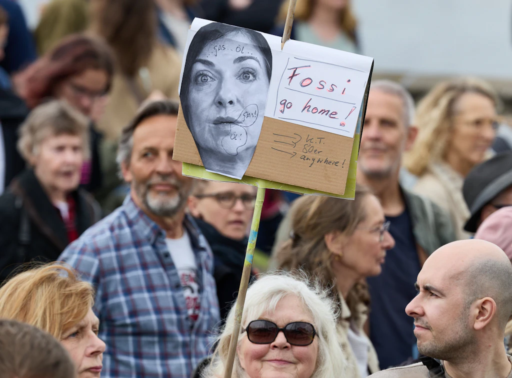 Fridays for Future zieht mit 14-Meter-Rechnung durch Berlin