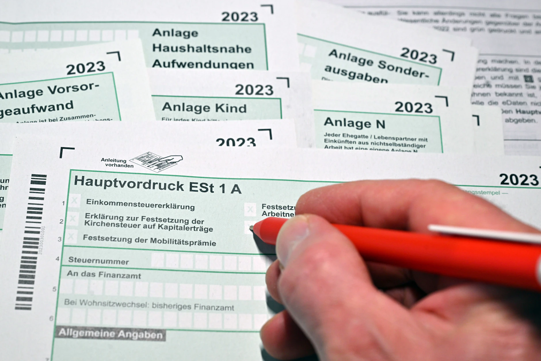 Bei der Einkommensteuererklärung müssen die Angaben zur Pendlerpauschale und Home-Office-Pauschale in die Anlage N eingetragen werden.