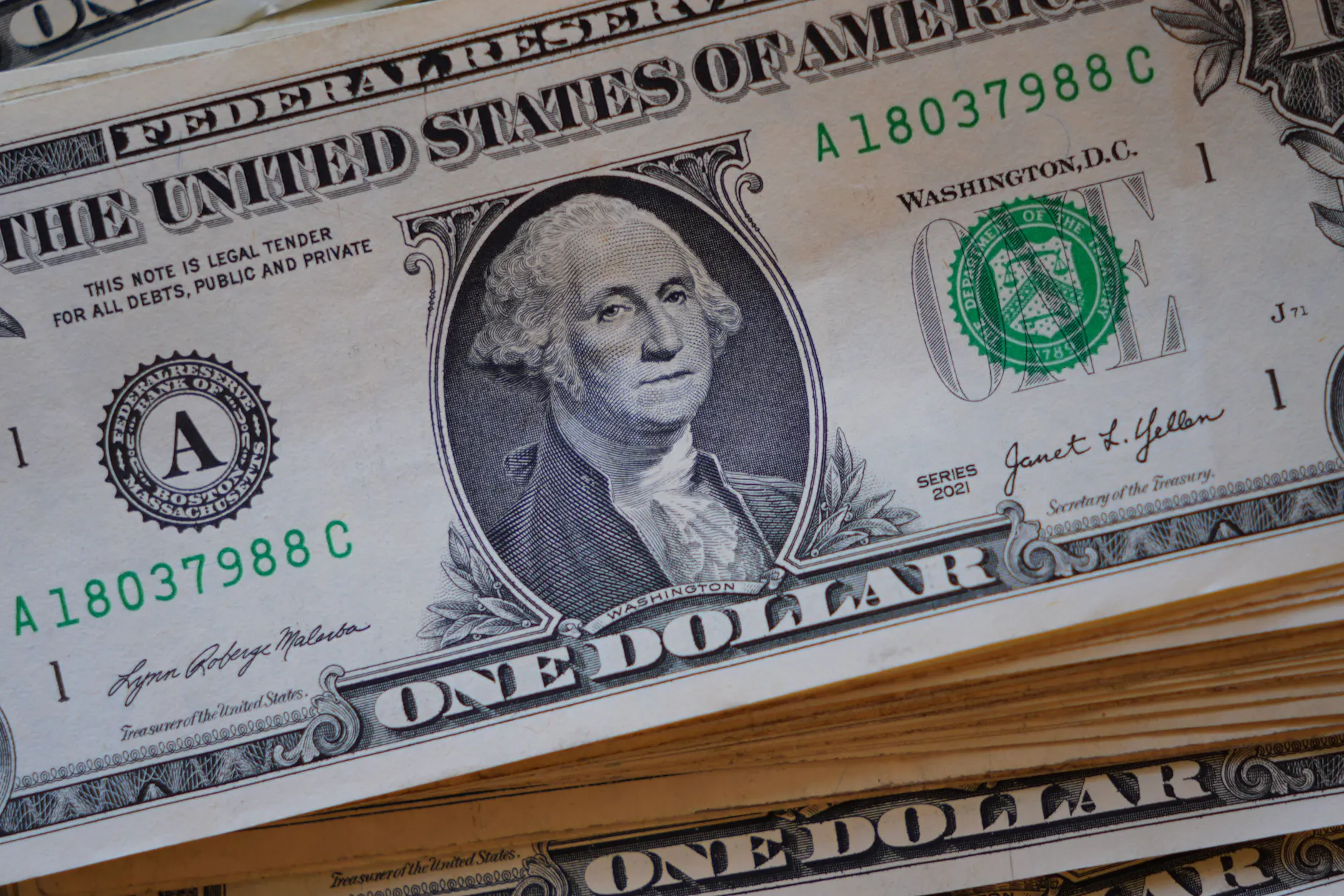 Ein Porträt von George Washington ist auf einem Stapel von US-Ein-Dollar-Scheinen zu sehen.