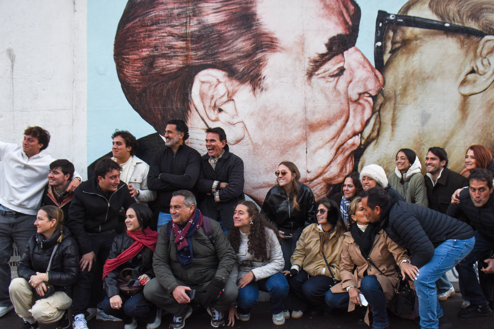 Touristen posieren vor der East Side Galley für ein Foto.