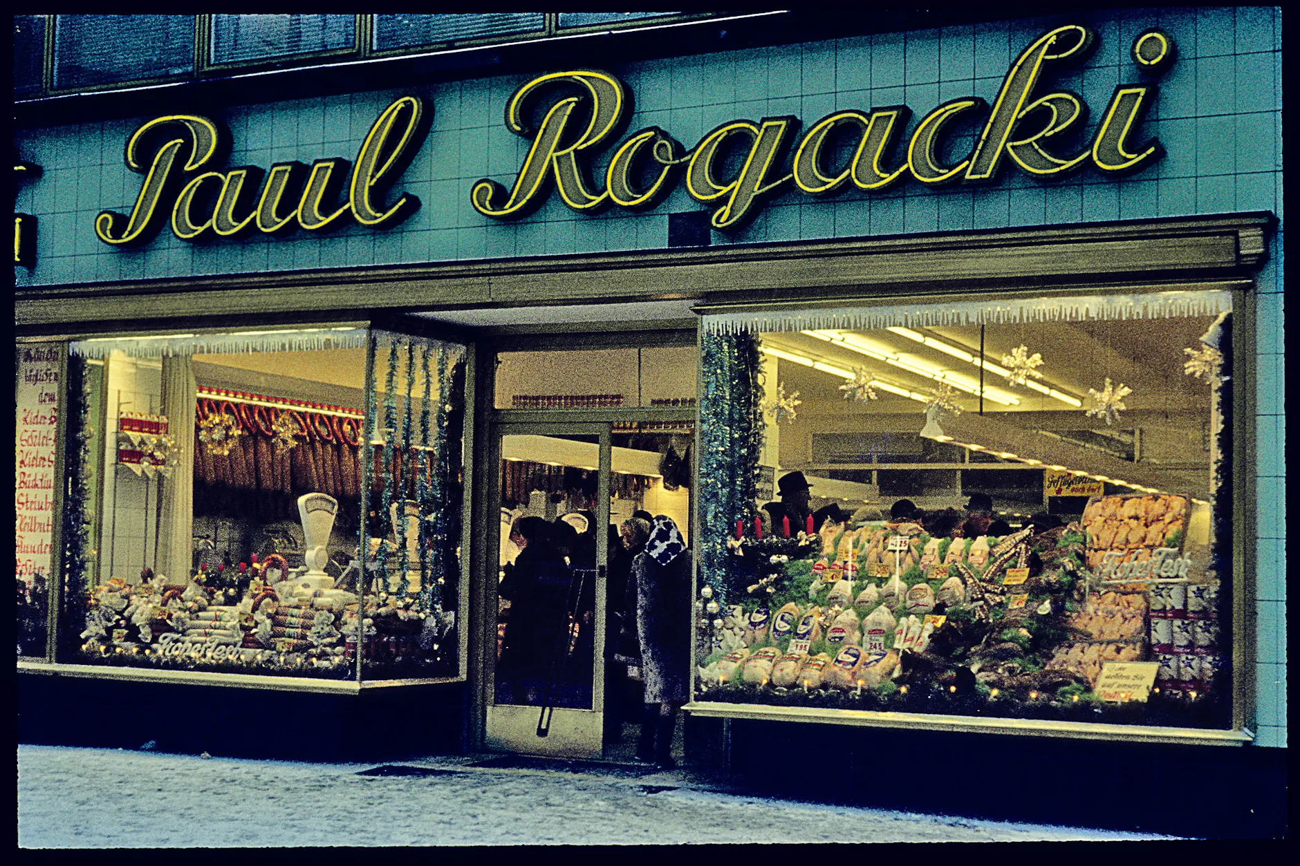 1928 gründete der polnische Einwanderer Paul Rogacki eine Räucherwarenhandlung in Wedding. Vier Jahre später siedelte sie in die Wilmersdorfer Straße über.