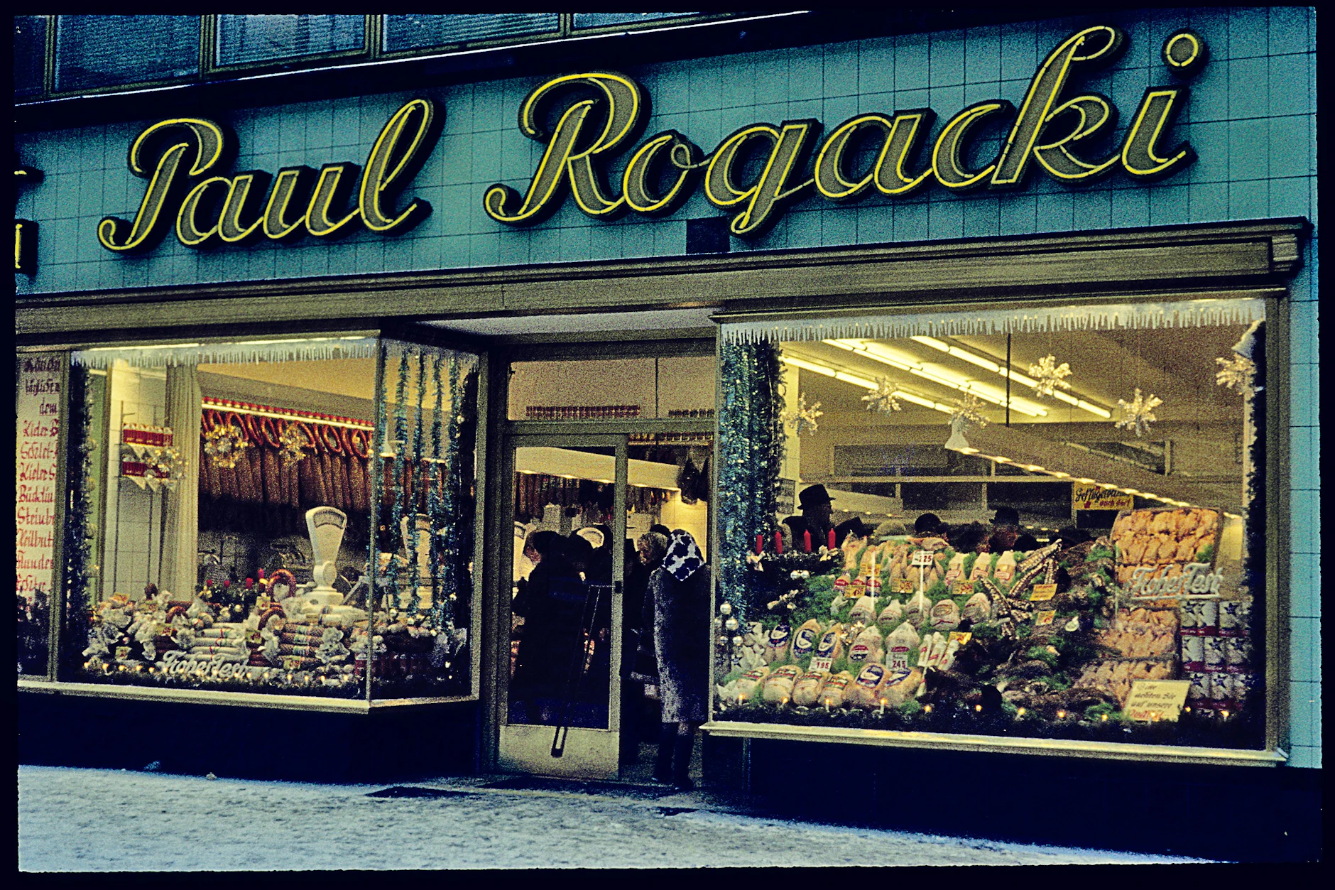 1928 gründete der polnische Einwanderer Paul Rogacki eine Räucherwarenhandlung in Wedding. Vier Jahre später siedelte sie in die Wilmersdorfer Straße über.