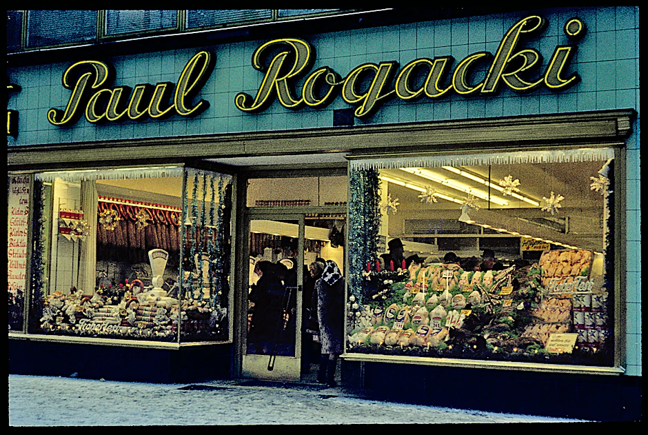 1928 gründete der polnische Einwanderer Paul Rogacki eine Räucherwarenhandlung in Wedding. Vier Jahre später siedelte sie in die Wilmersdorfer Straße über.